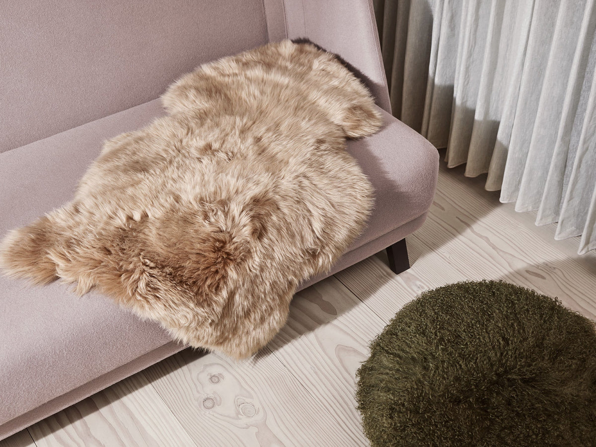 Fårskinnsfällar och textilier i ett boutiquehotellrum