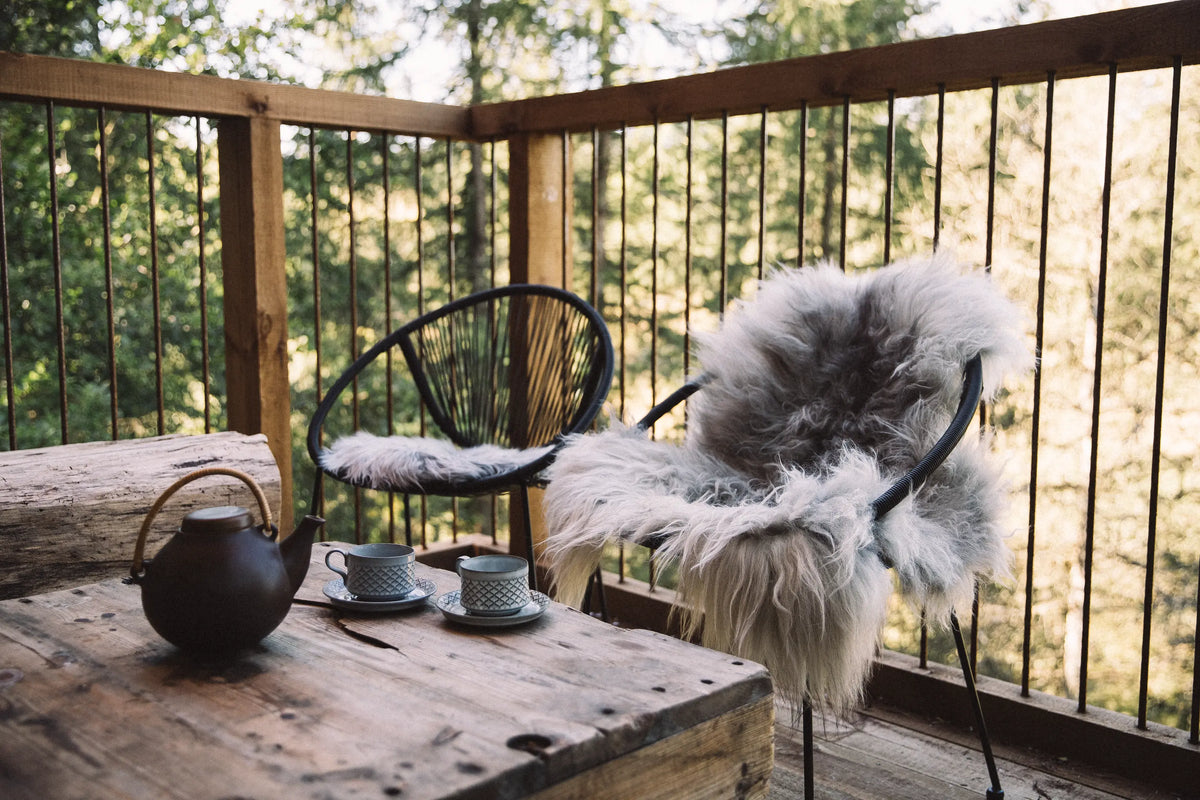 Fårskinnsfällar i ett glamping kåtatält