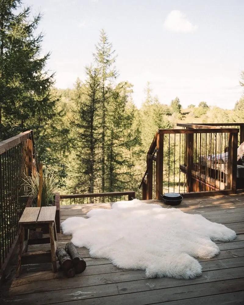 Våren är här! Så kan du använda äkta fårskinn utomhus Naturescollection.se