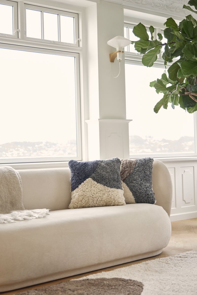 Trefärgad fårskinnskudde | Kort lugg | Nya Zeeland | Dubbelsidig | 46x46 cm Ljusbrun / Grå / Beige