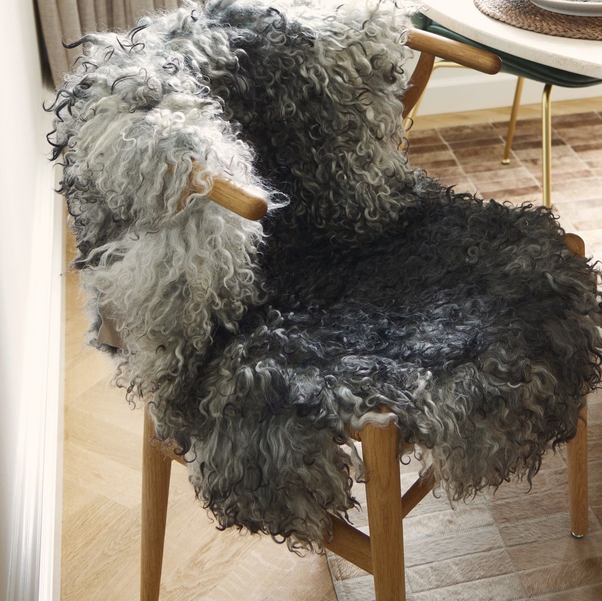 Fårskinn | Lockig, lång lugg | Gotland | 90-100x60 cm Naturleg Grå
