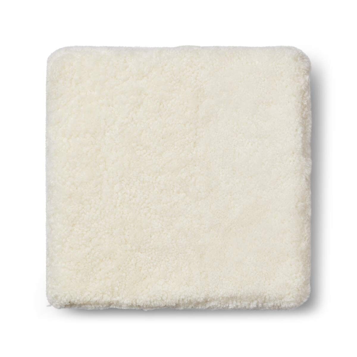 Puff | Kort lugg | Nya Zeeland | 40x40x13 cm Vit