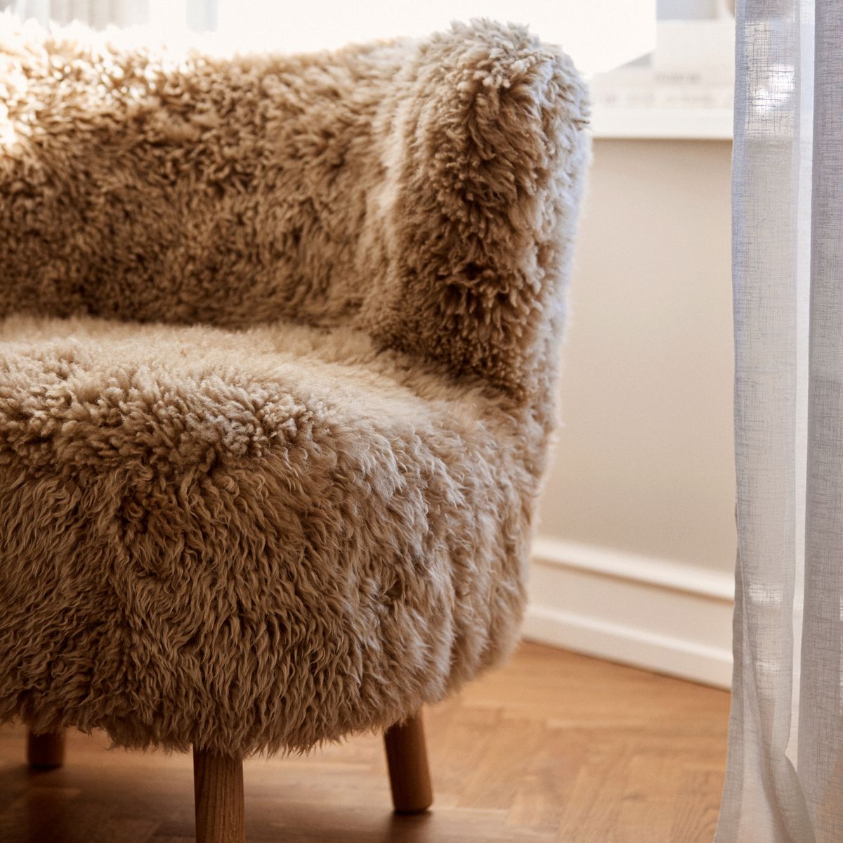 Emil Lounge Chair | Lång ull Honung