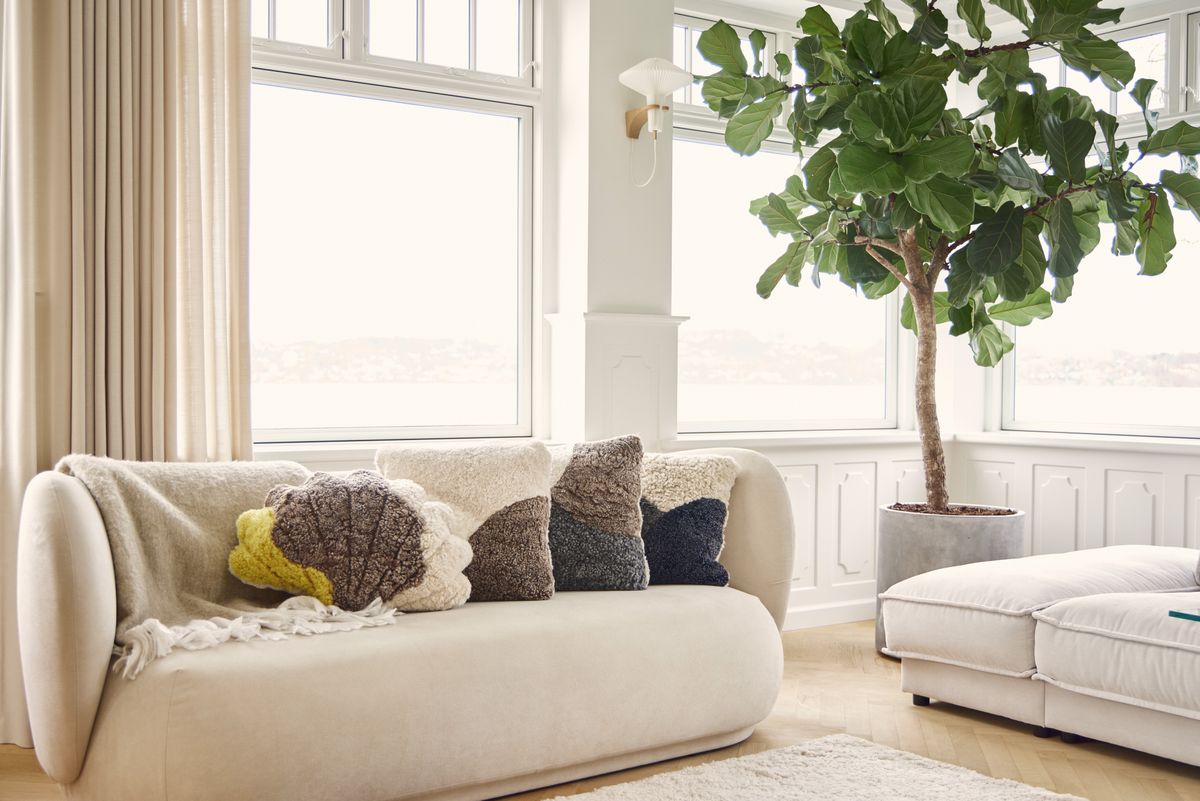 Trefärgad fårskinnskudde | Kort lugg | Nya Zeeland | Dubbelsidig | 46x46 cm Ljusbrun / Grå / Beige