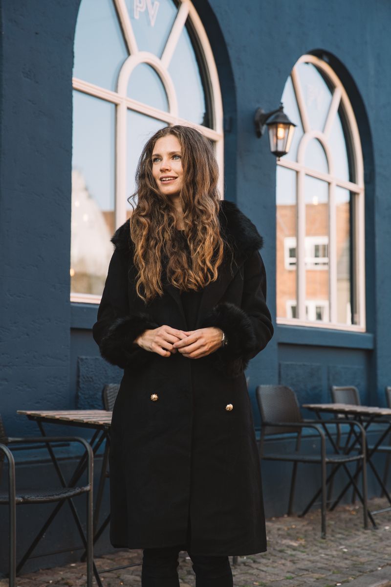 Othilia Jacka Svart