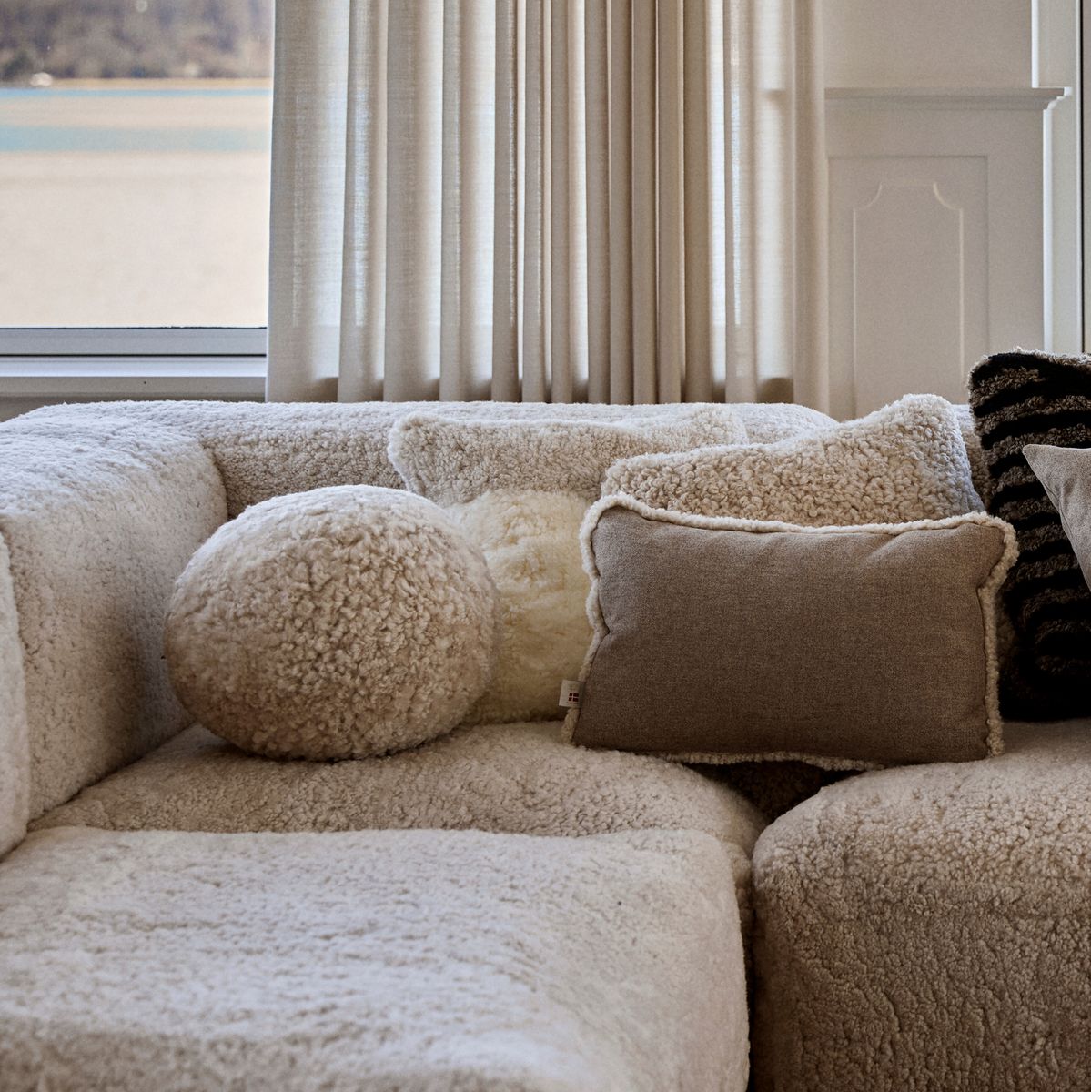 Angelite kudde | Kort lugg | Nya Zeeland | Ø25/30/35 cm Svart