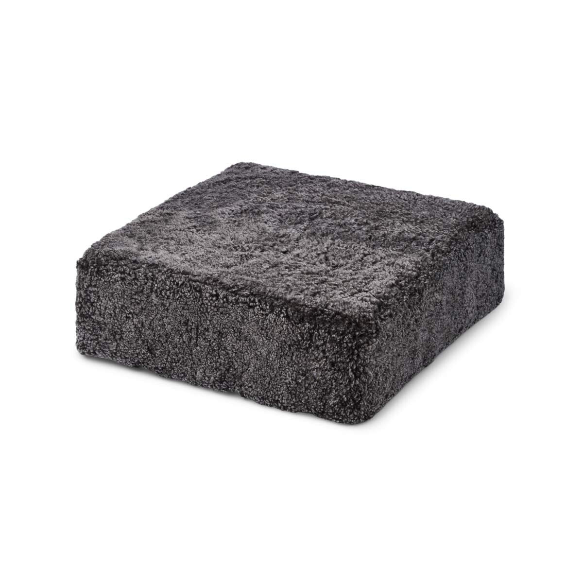 Puff | Kort lugg | Nya Zeeland | 40x40x13 cm Cappuccino