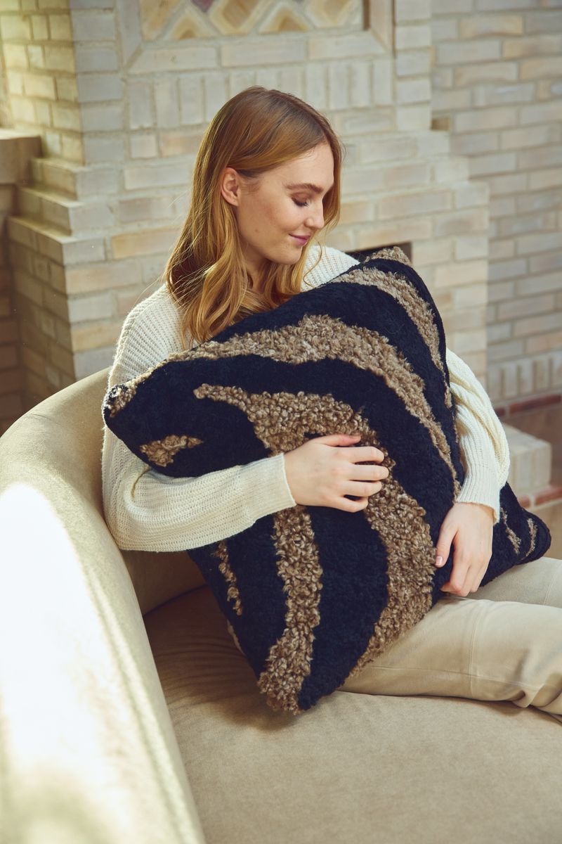 Zebra fårskinnskudde | Kort lugg | Nya Zeeland | Dubbelsidig | 60x60 cm Svart / Ljusbrun