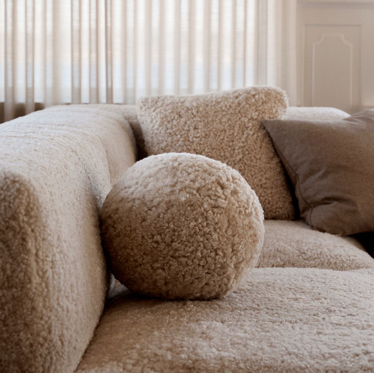 Angelite kudde | Kort lugg | Nya Zeeland | Ø25/30/35 cm Svart