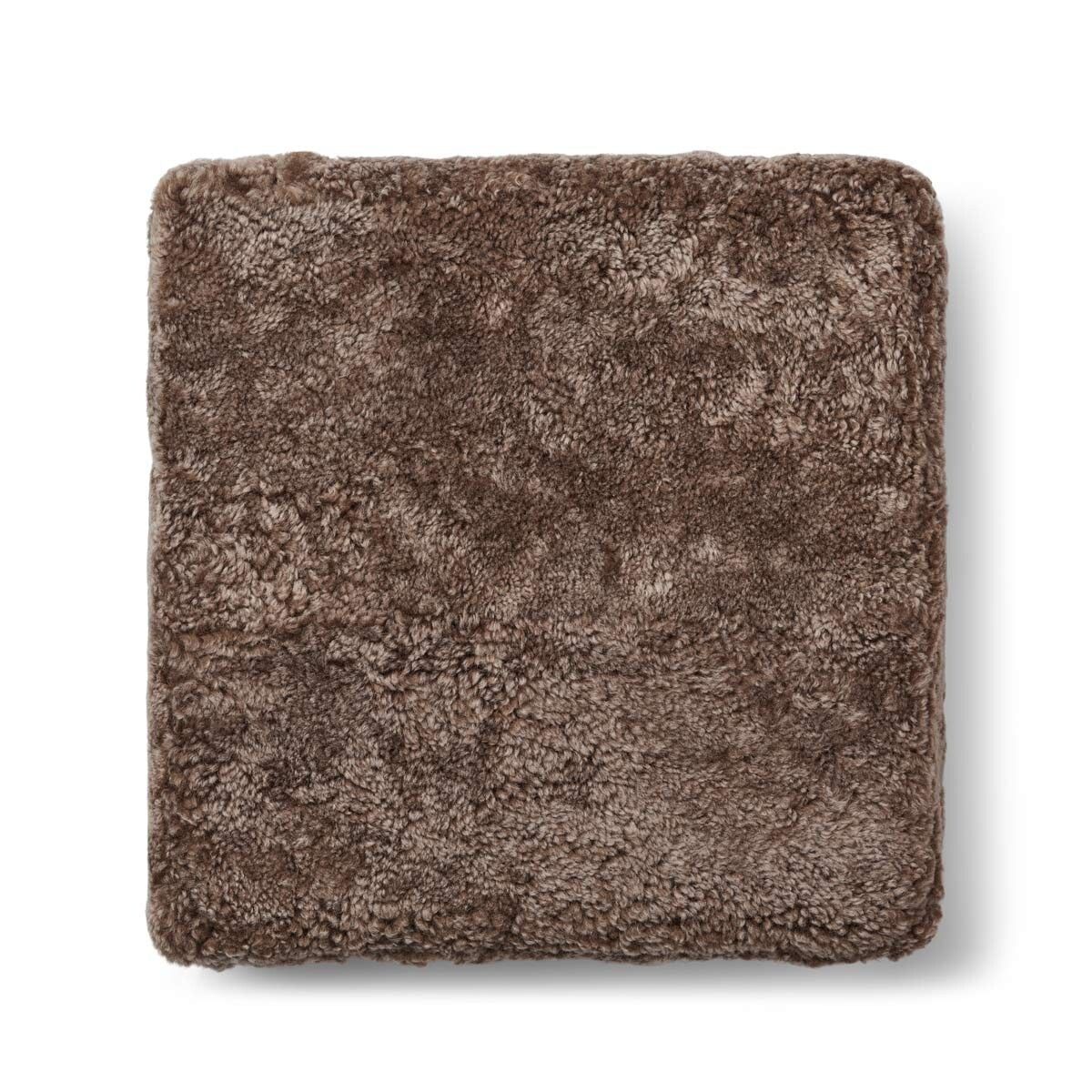 Puff | Kort lugg | Nya Zeeland | 40x40x13 cm Ljusbrun