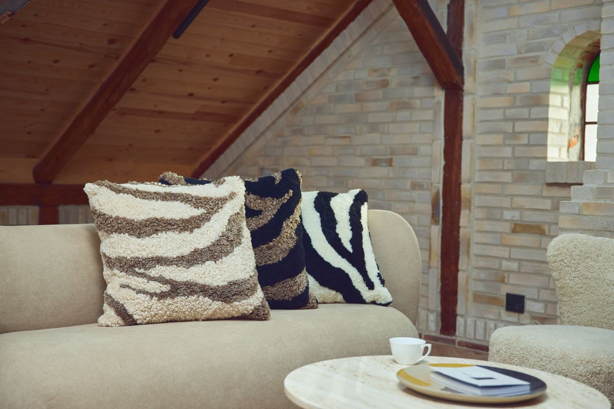 Zebra fårskinnskudde | Kort lugg | Nya Zeeland | Dubbelsidig | 60x60 cm Svart / Vit