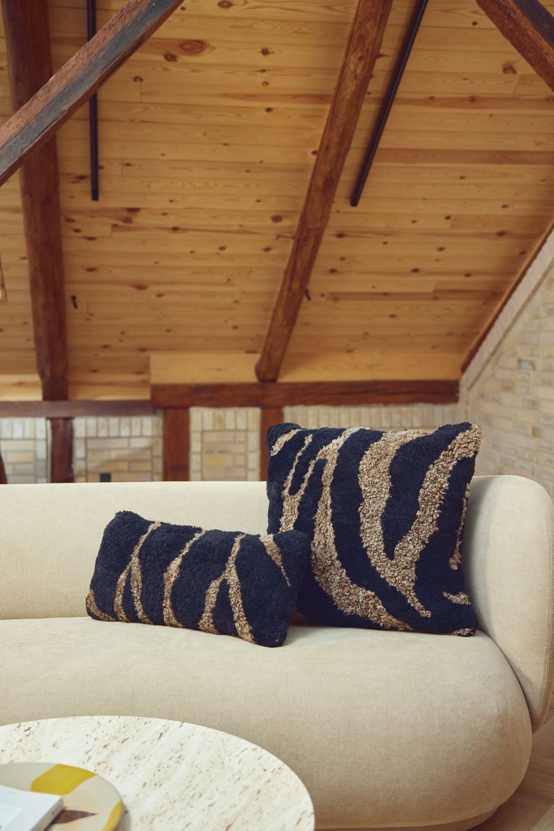 Zebra fårskinnskudde | Kort lugg | Nya Zeeland | Dubbelsidig | 60x60 cm Svart / Ljusbrun