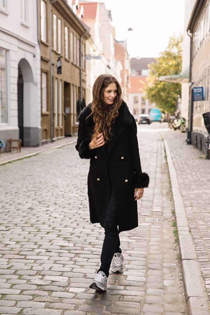 Othilia Jacka Svart