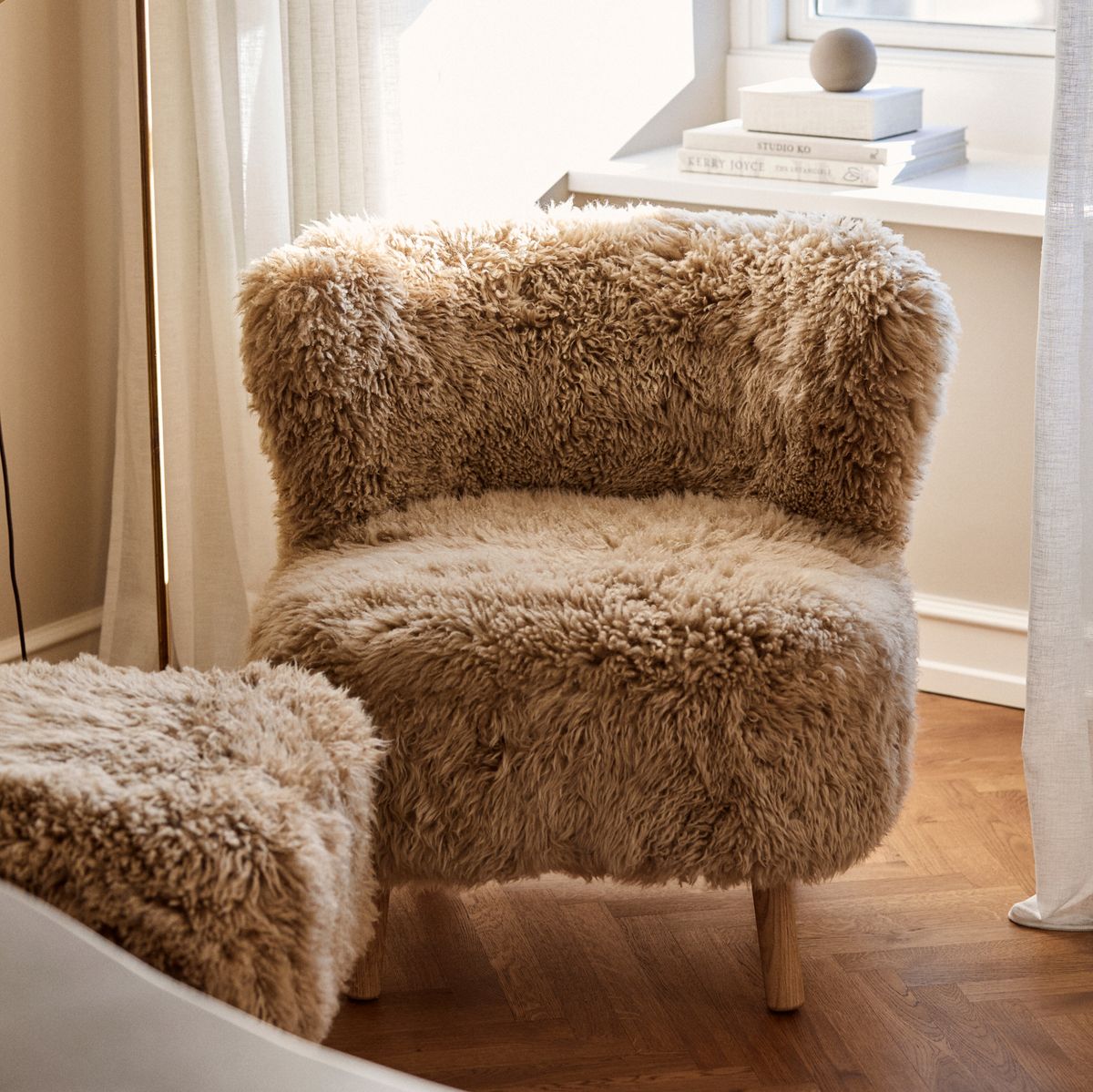 Emil Lounge Chair | Lång ull Honung