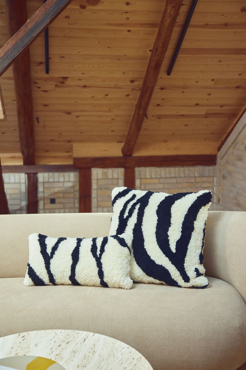 Zebra fårskinnskudde | Kort lugg | Nya Zeeland | Dubbelsidig | 30x60 cm Svart / Vit