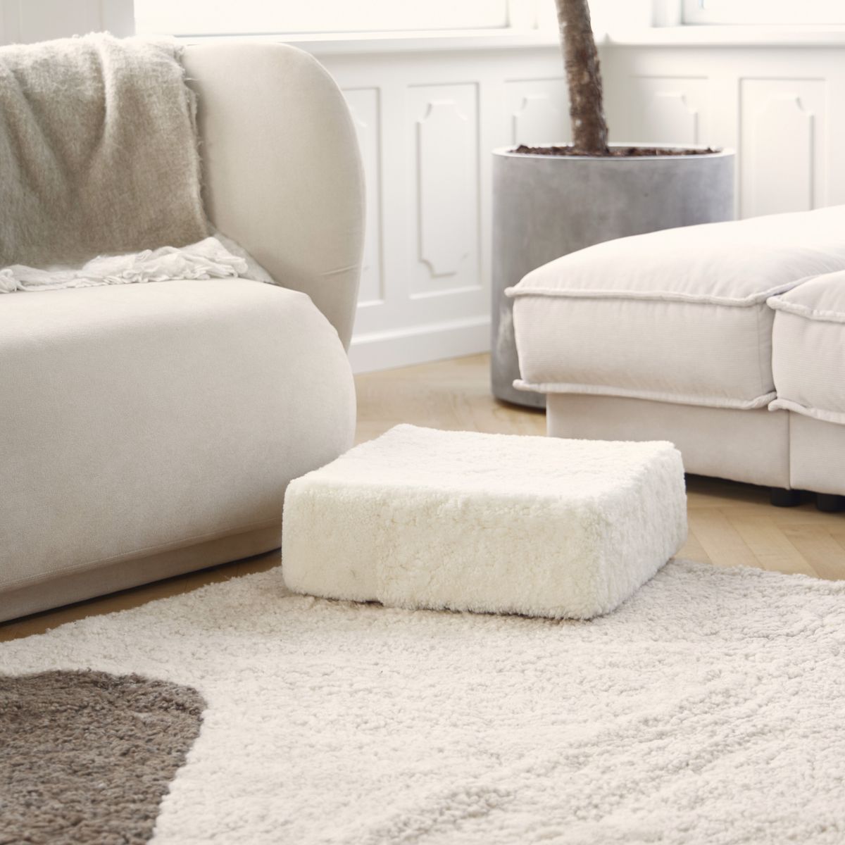 Puff | Kort lugg | Nya Zeeland | 40x40x13 cm Koksgrå