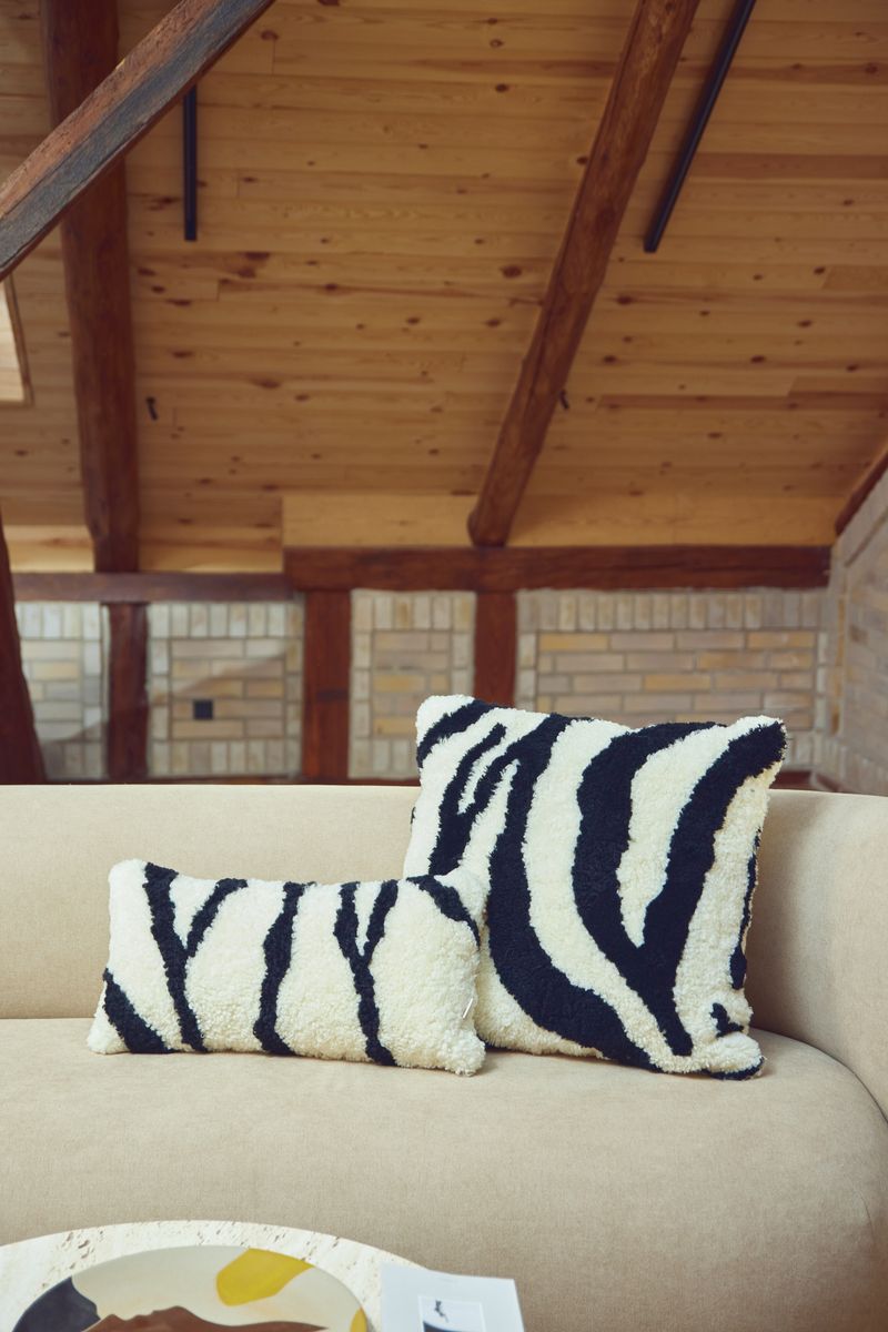 Zebra fårskinnskudde | Kort lugg | Nya Zeeland | Dubbelsidig | 30x60 cm Svart / Vit