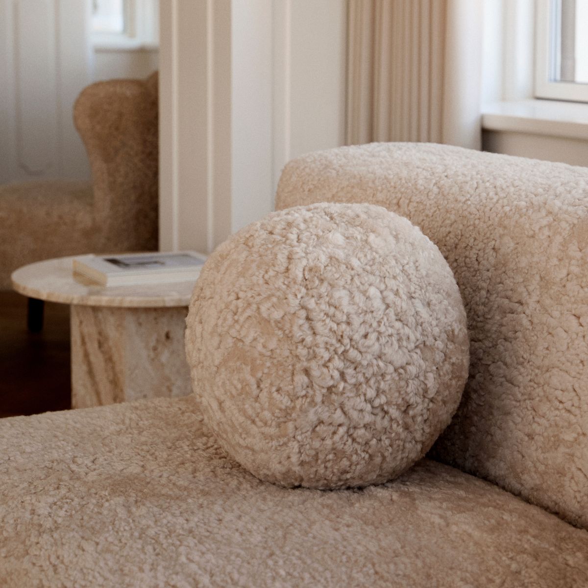 Angelite kudde | Kort lugg | Nya Zeeland | Ø25/30/35 cm Svart