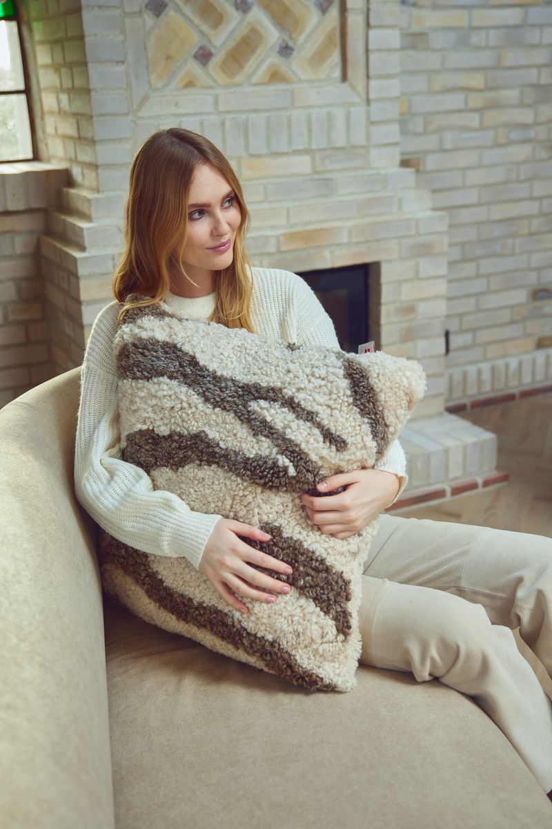 Zebra fårskinnskudde | Kort lugg | Nya Zeeland | Dubbelsidig | 60x60 cm Ljusbrun / Beige