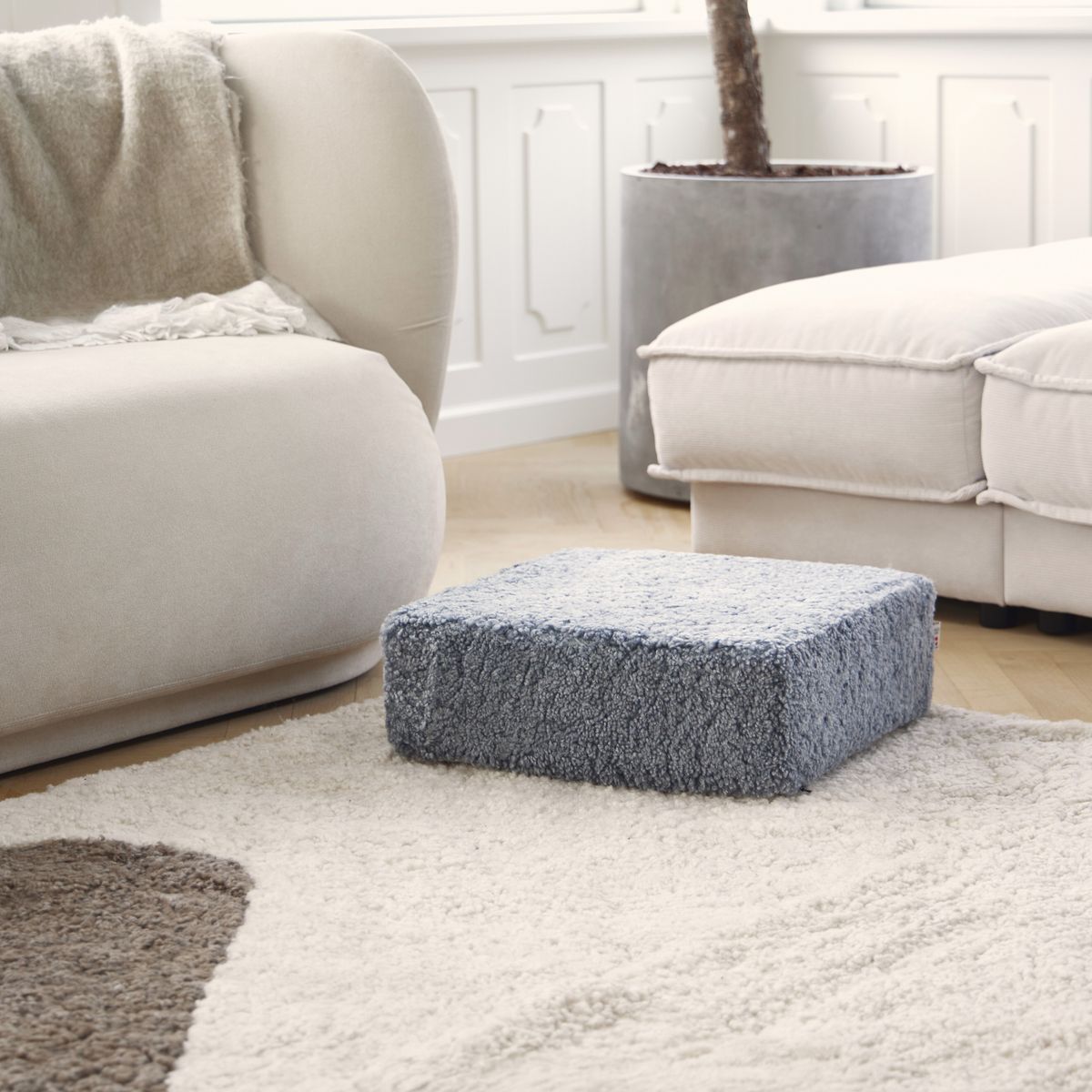 Puff | Kort lugg | Nya Zeeland | 40x40x13 cm Koksgrå