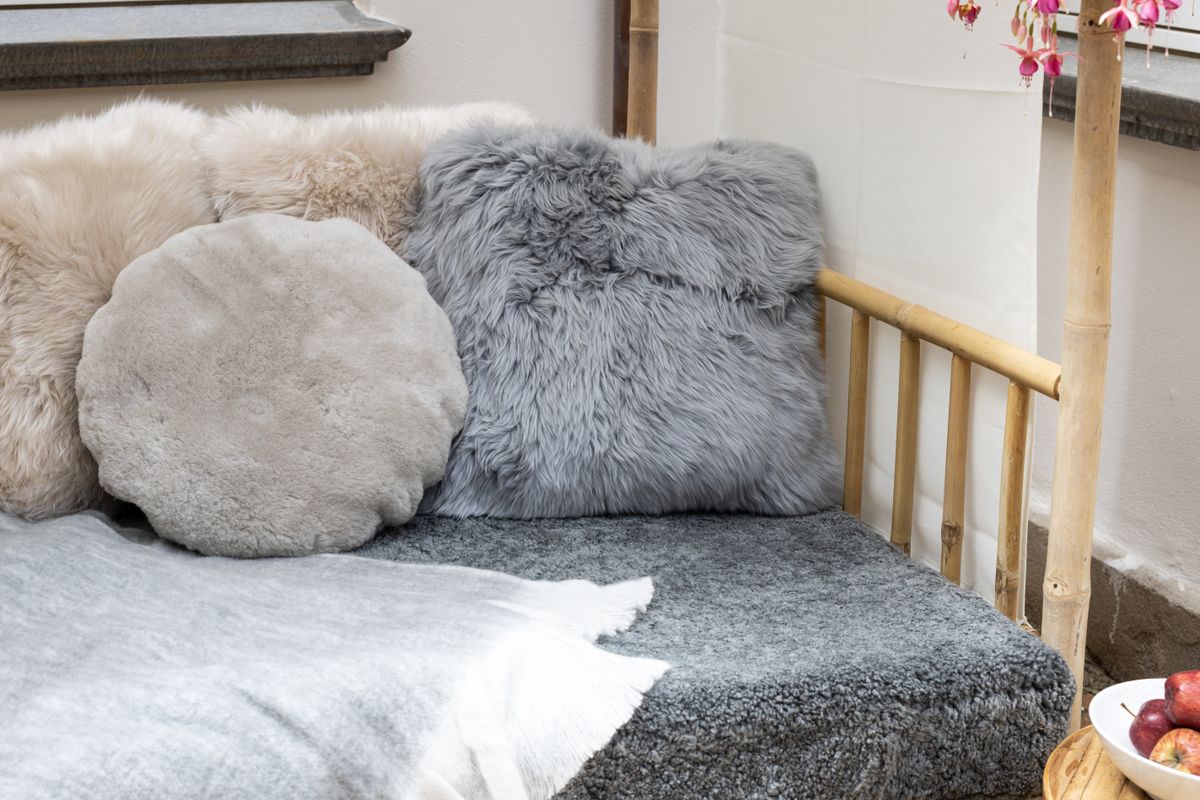 Fåreskinnskudde | Sammet | Mockasin | Ø45 cm & Ø62 cm Pearl